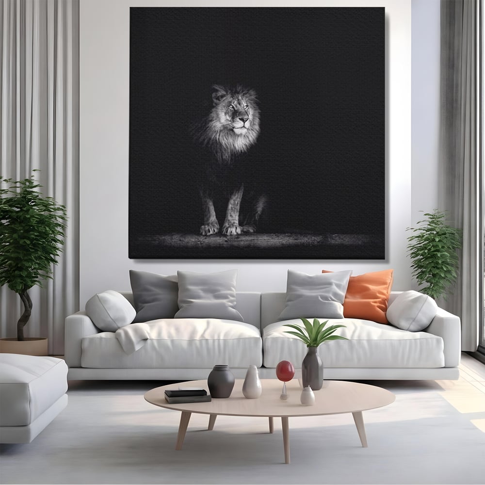 Tablou canvas cu tablou canvas cu leu alb-negru, fara rama, pe sasiu de lemn, pe perete intr-un living